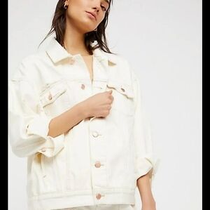 FREE PEOPLE WHITE OVERSIZED JEAN JACKET SIZE XS/S